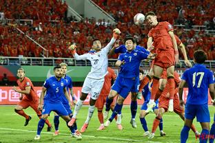 抢下1分！泰国客场球迷挥舞国旗，非常开心